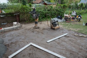 Mit der Rüttelplatte wird der Unterbau so verdichtet, dass die Terrasse nicht mehr absacken kann.