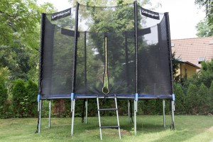 Das Trampolin macht den Kindern mächtig Spaß