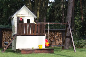 Spielhaus mit Schaukel, Rutsche und Sandkasten