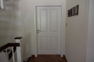 Alle Türen bei uns im Haus sind 1 Meter breit und somit mit dem Rollstuhl befahrbar.
