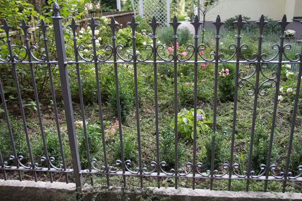 Ein Gartenzaun geschmiedet aus Eisen, feuerverzinkt und pulverbeschichtet.