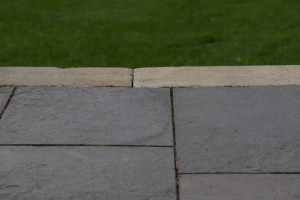 Terrasse aus Betonstein im Landhausstil.