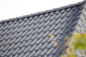 Dacheindeckung mit engobierten Dachziegeln in der Farbe anthrazit
