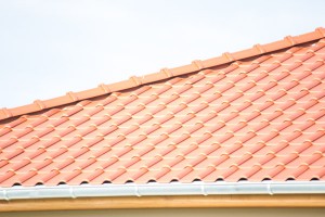 Dacheindeckung mit einem naturbelassenen Dachziegel