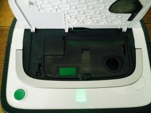 Schmutzfangbehälter mit Saugöffnung des Saugroboter Vorwerk VR200