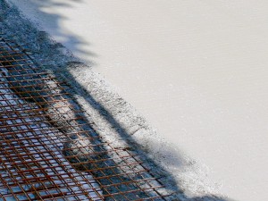 Wichtig ist die Auswahl des richtigen Bauunternehmers. Er ist im wahrsten Sinne des Wortes das Fundament für das Bauvorhaben